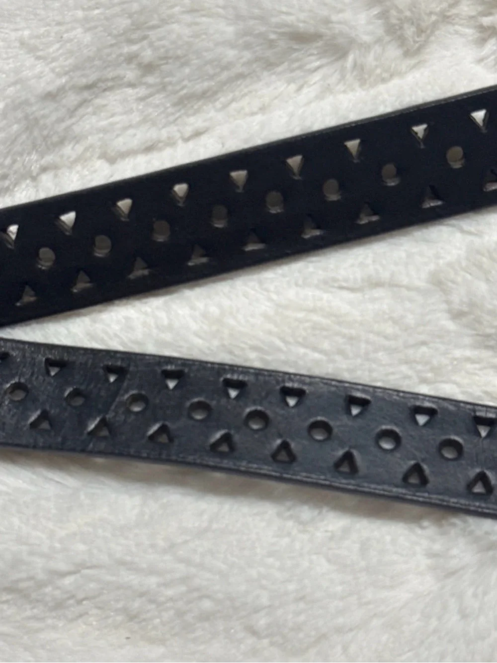 Gloria Vanderbilt black leather belt features an all-over diamond pattern perfor